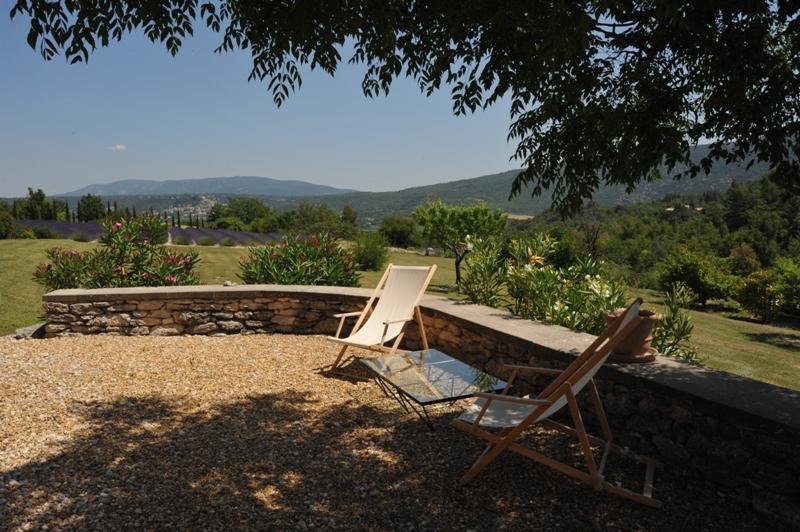 Luberon, bastide contemporaine, vues superbes  sur les lavandes et le village de Bonnieux